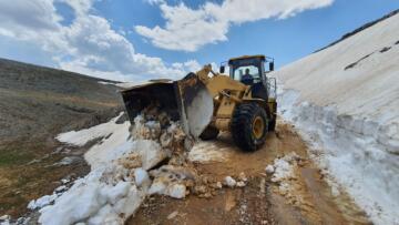 MERSİN BÜYÜKŞEHİR, YÖRÜKLER İÇİN ZİRVEDEKİ KARLI YOLLARI TEMİZLİYOR