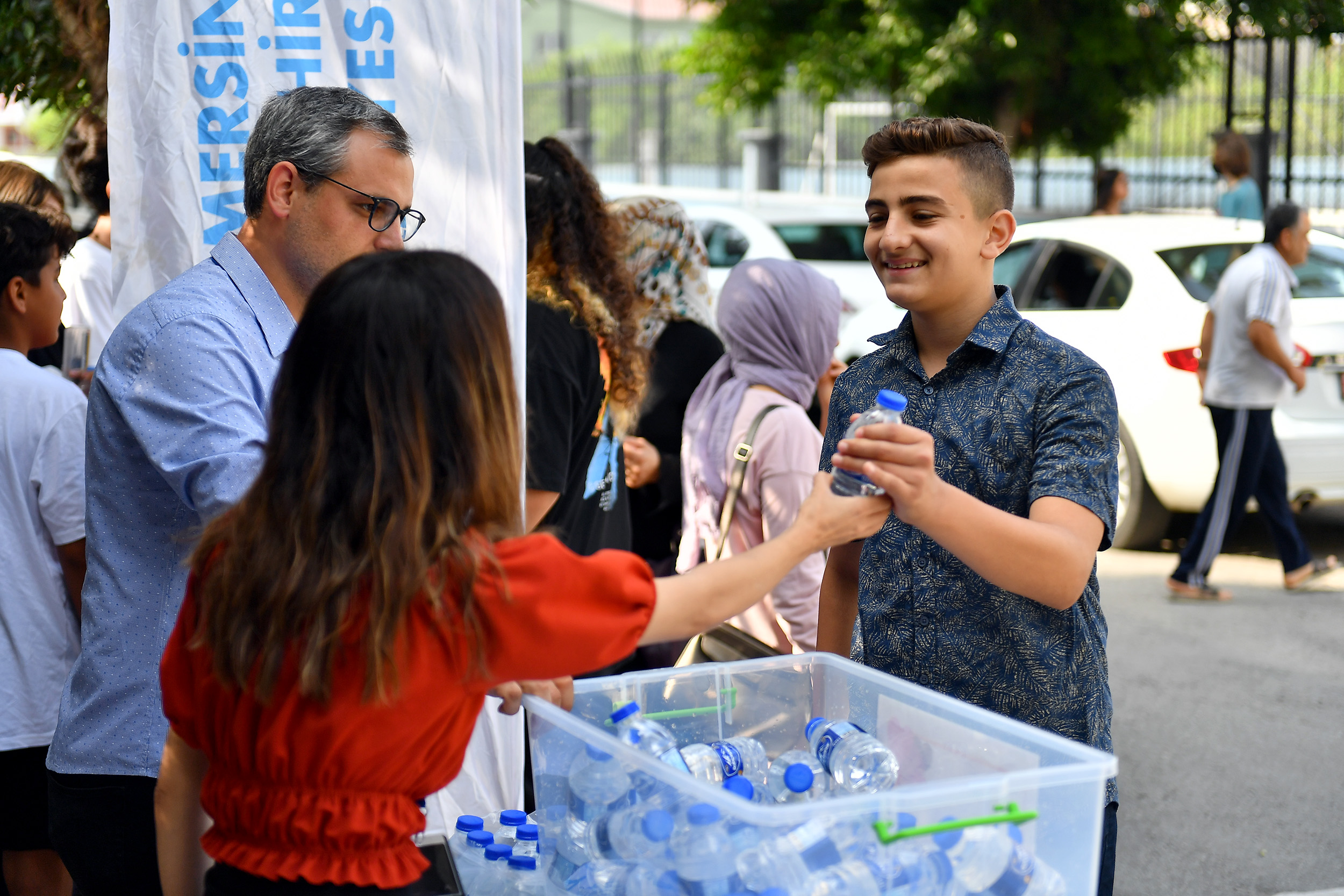 Mersin Büyükşehir Belediyesi Ailelere okul önlerinde su ikram etti.