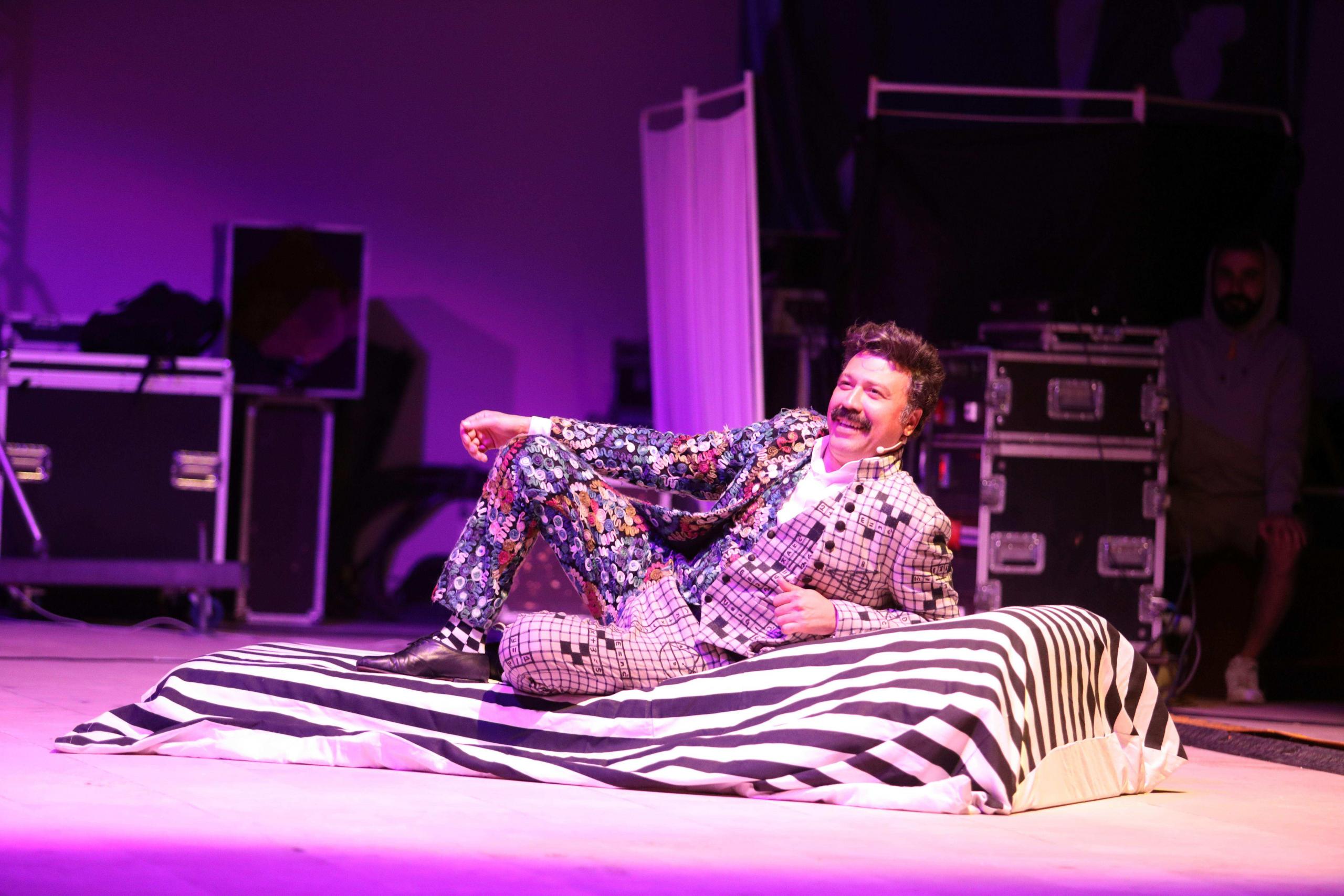 Bülent Beyin Hikayesi Akhisarlı tiyatroseverlerle buluştu