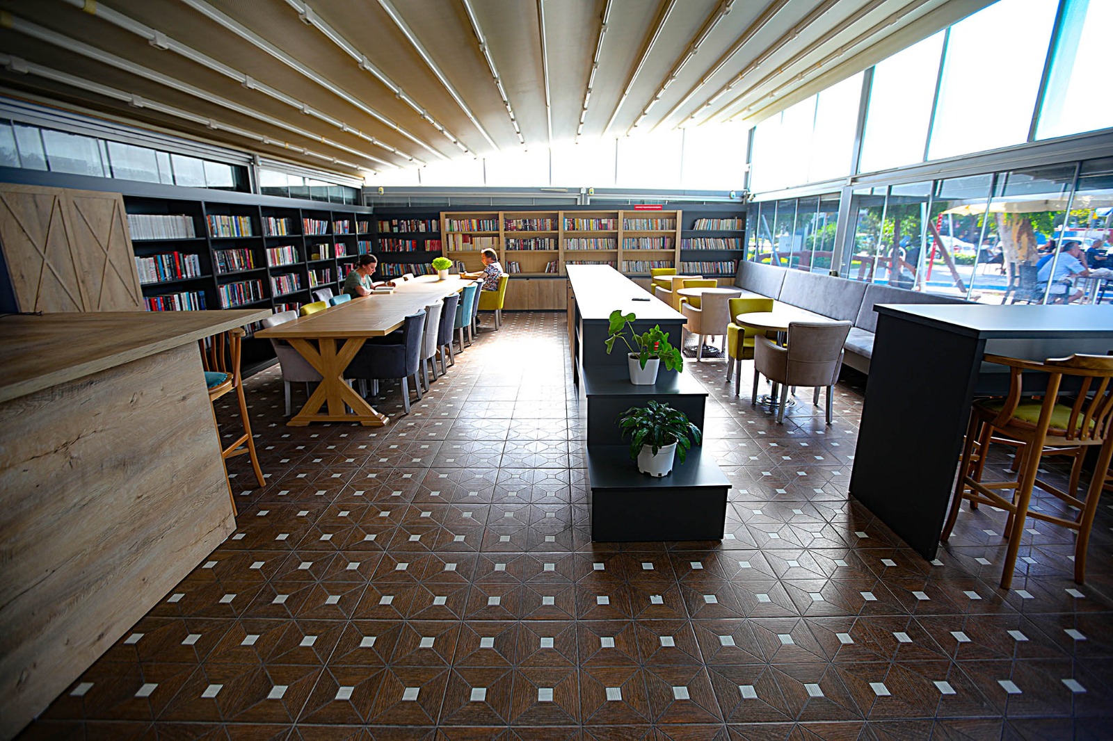 Kitap okuyana çay ücretsiz!