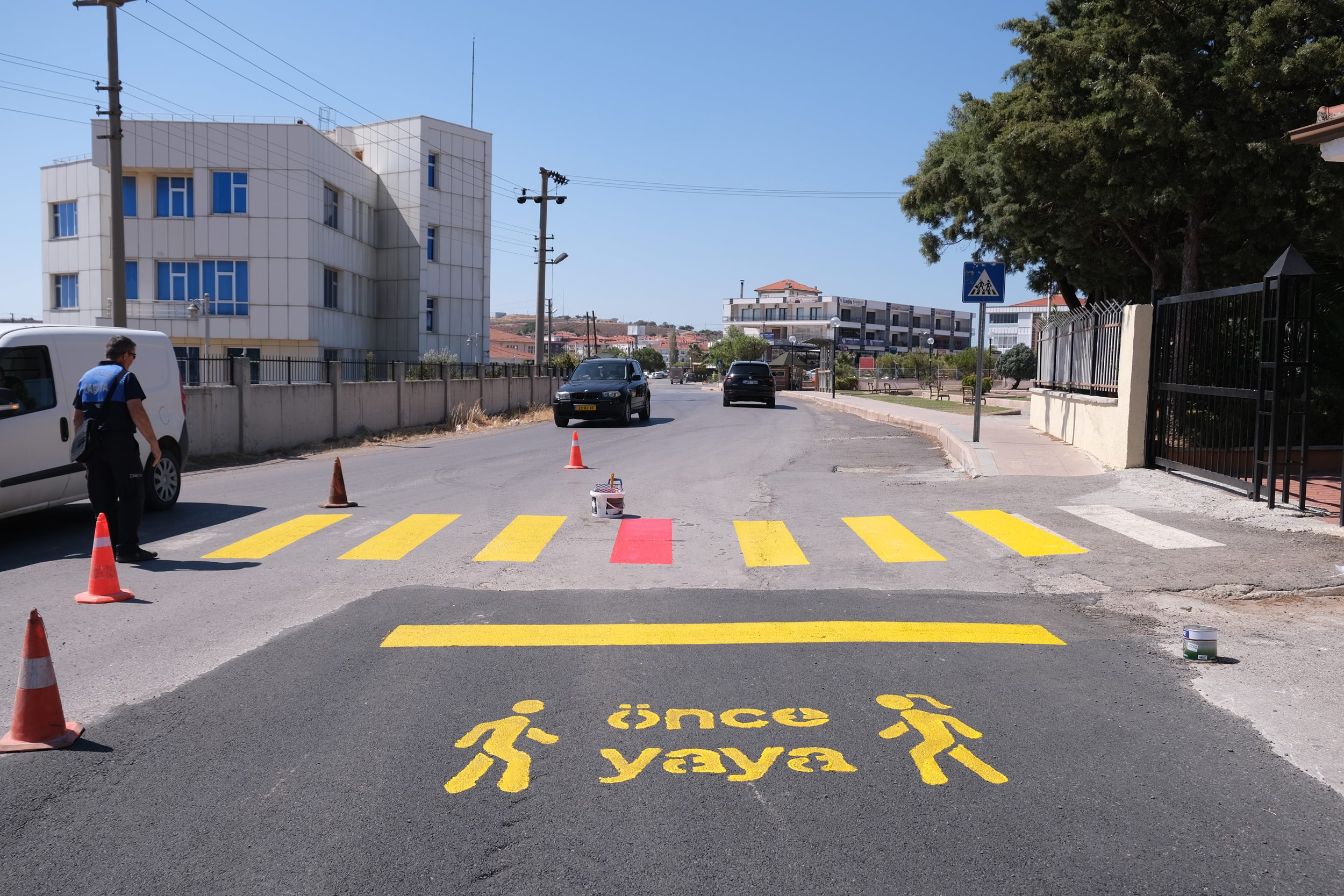 AYVALIK’TA OKUL ÖNLERİNDEKİ YAYA GEÇİTLERİ VE UYARI LEVHALARI YENİLENİYOR