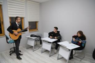   Edremit Belediyesi Atatürk Gençlik Merkezi’nde düzenlenen kurslar büyük ilgi görüyor