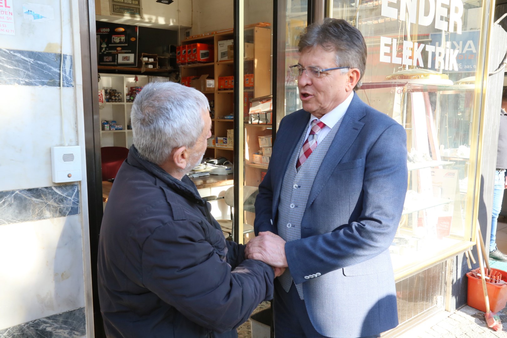 Başkan Aslan Esnafı ziyaret etti.