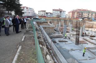 Başkan Kurt Yenikent Kapalı Pazar Yeri ve Kültür Merkezi çalışmalarını inceledi