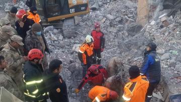 AK Ekibi Deprem Bölgesinde Arama Kurtarma Çalışmalarını Sürdürüyor
