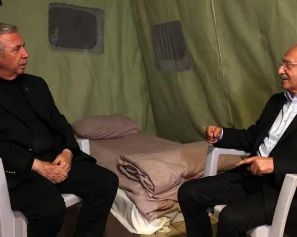 Kemal Kılıçdaroğlu Deprem bölgesinde bir çadırda geceyi geçirdi.