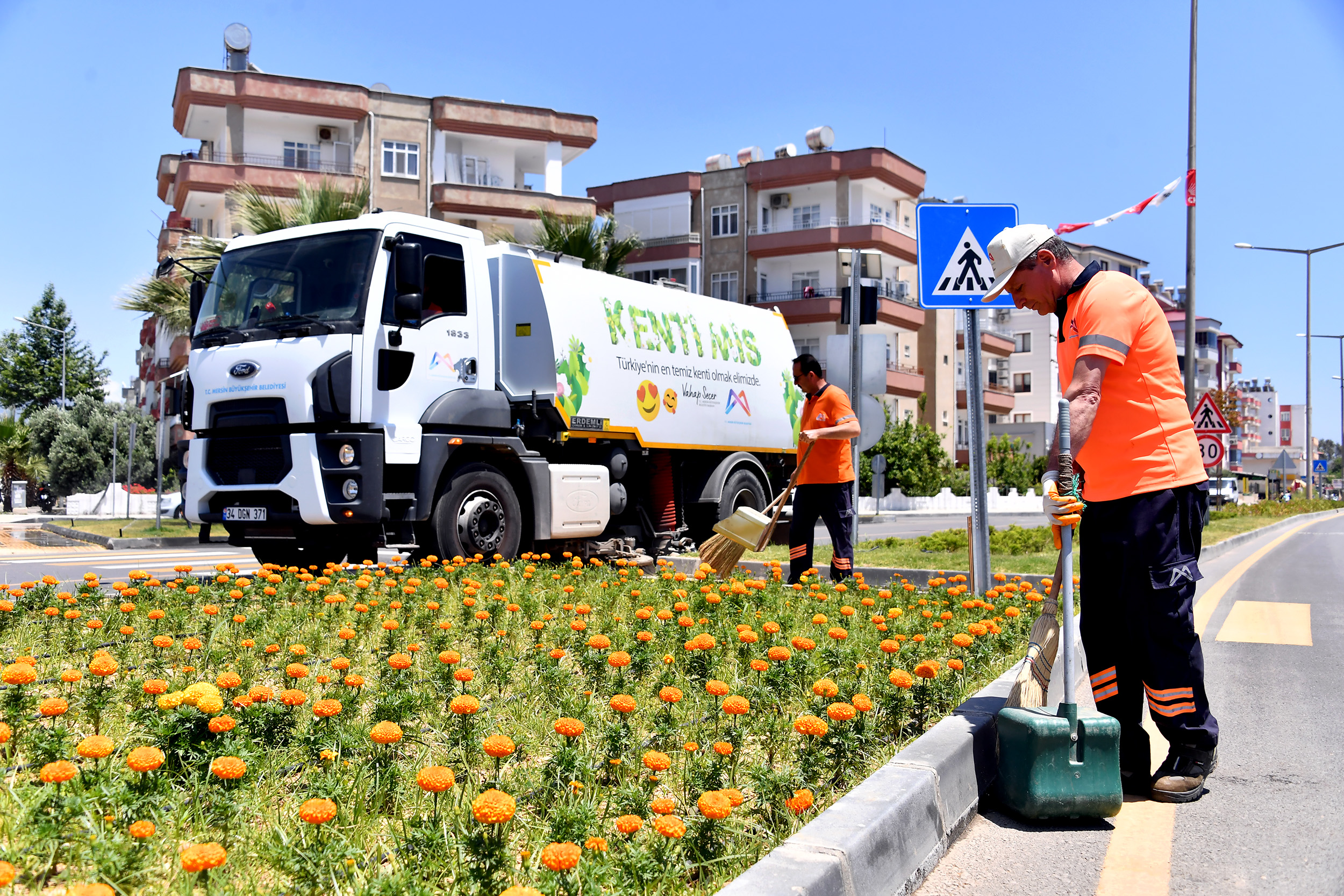 MERSİN BÜYÜKŞEHİR’DEN ANAMUR’DA HUMMALI TEMİZLİK ÇALIŞMASI