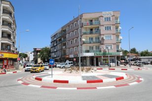 Menderes’te Kaldırımlar Kırmızı Beyaza Büründü