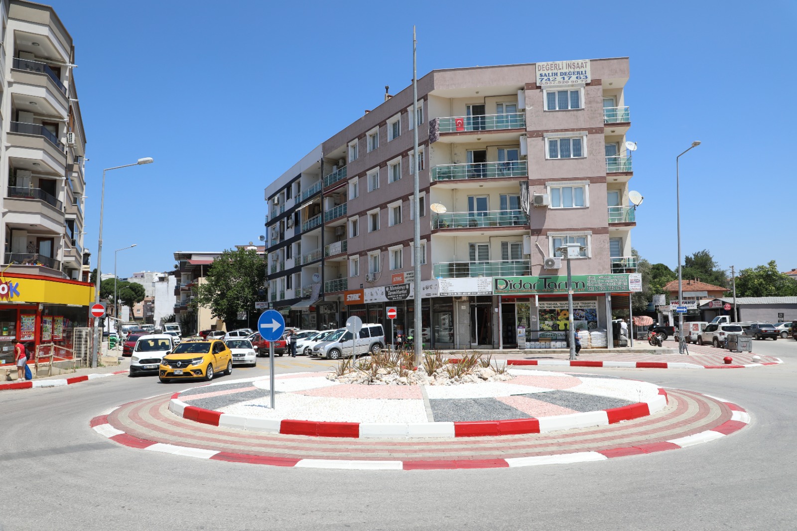 Menderes’te Kaldırımlar Kırmızı Beyaza Büründü