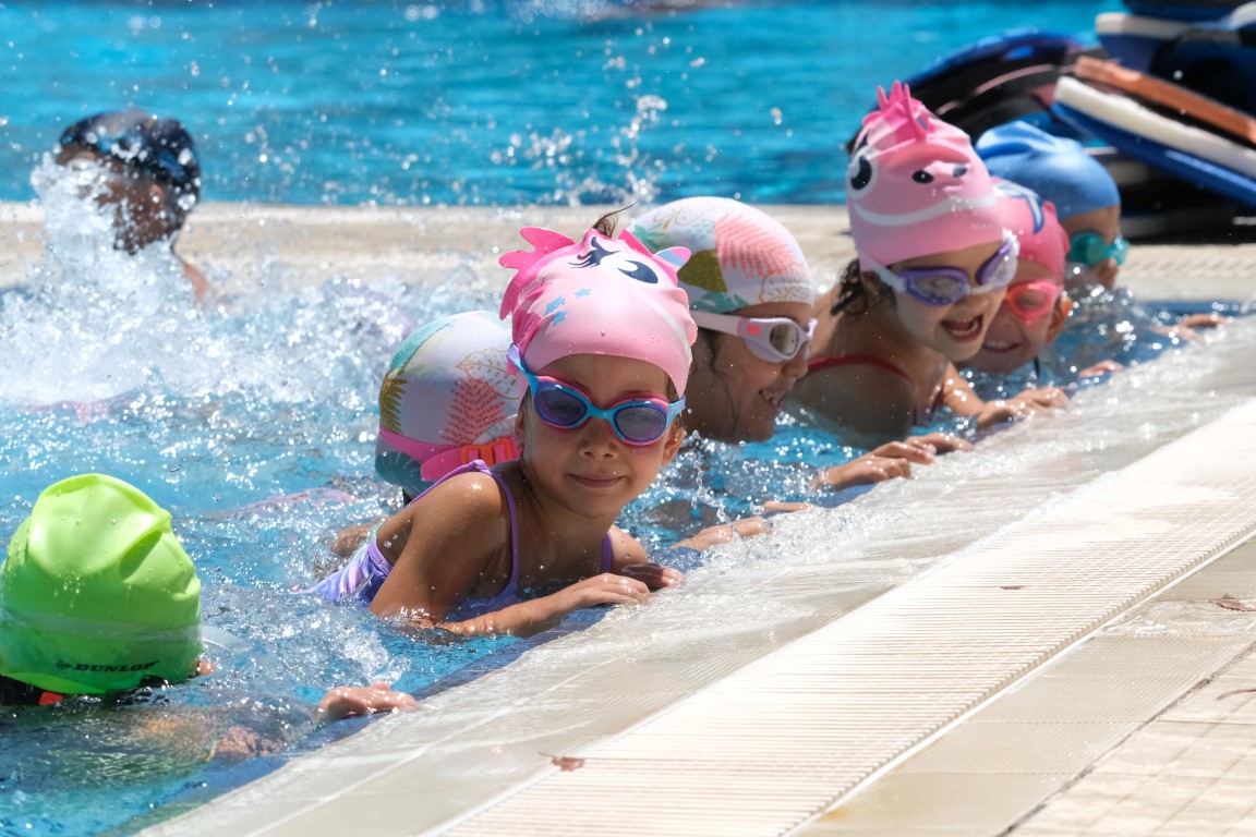 Yüzme eğitimlerinde çocuklar, temel yüzme eğitimi alıyor.