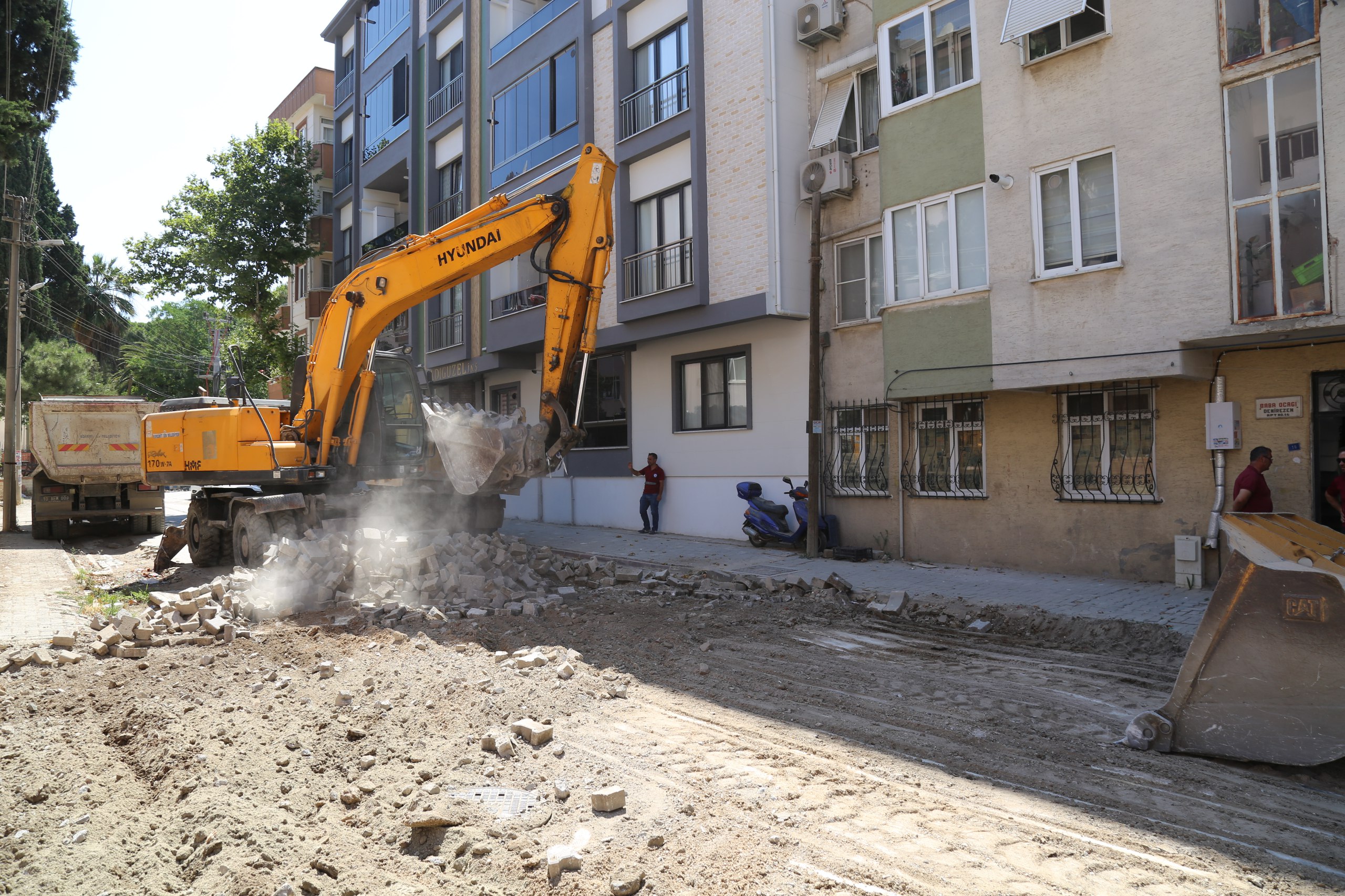 Edremit’te Yol Çalışmaları Hız Kesmeden Devam ediyor