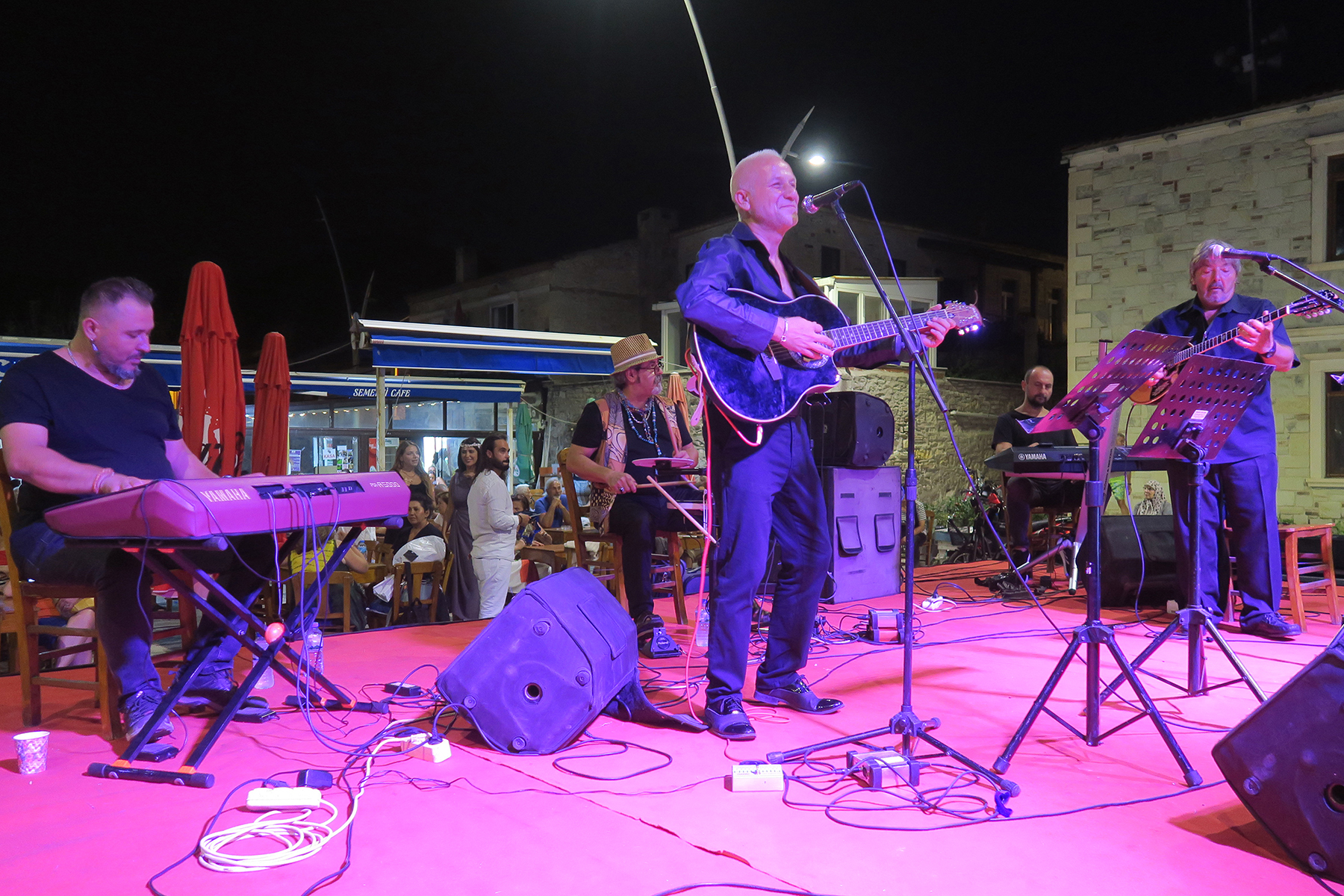 Foça Belediyesi Yaz Konserleri kapsamında sahne alan Grup Elia müzikseverleri coşturdu.