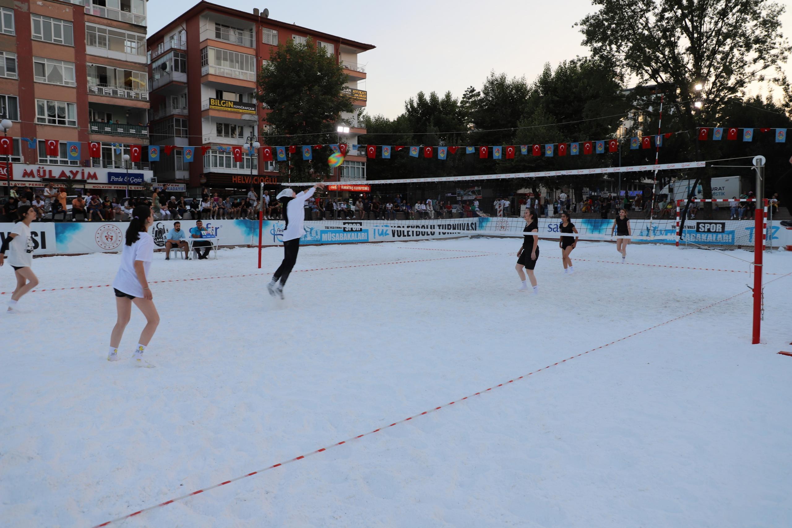 Tuz Sahada Voleybol Oynadılar