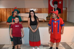 Manisa Büyükşehir Belediyesi Şehir Tiyatrosu,‘Hacivat-Karagöz’ isimli çocuk oyununu sahneledi.