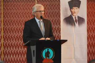 Başkan Eriş, 4,5 yıllık çalışmaları muhtarlarla değerlendirdi