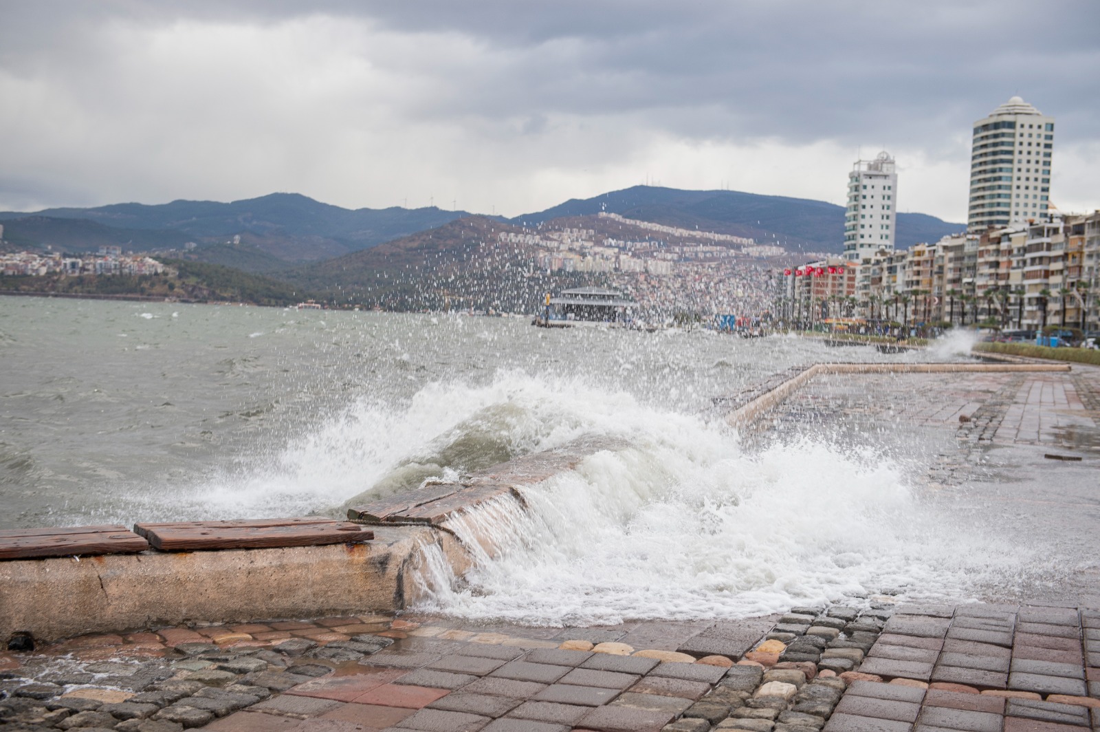 Başkan Soyer, deniz kabarmasının tsunami etkisi yarattığı Kordon’da