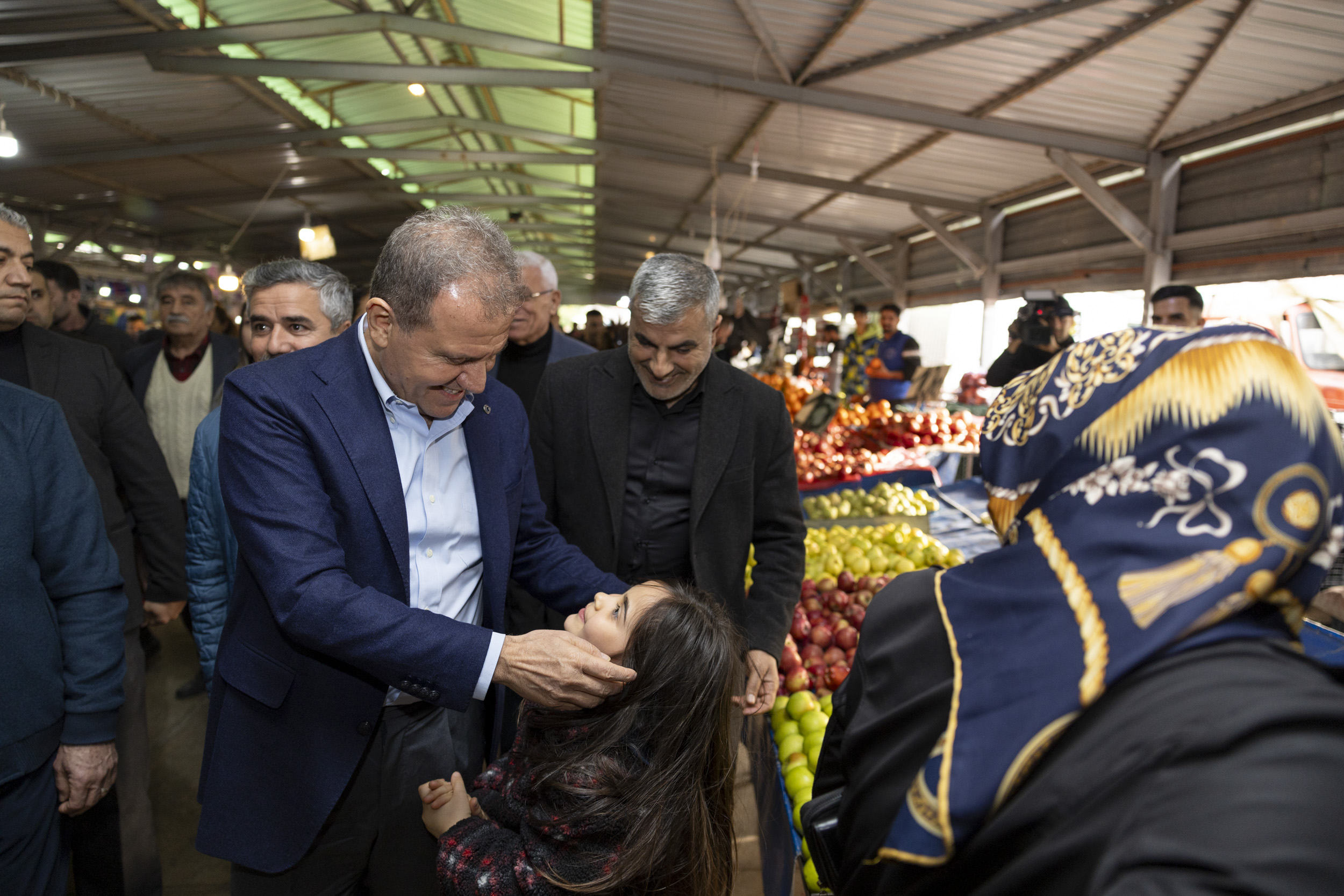 Başkan Vahap Seçer, pazar yerini ziyaret etti.