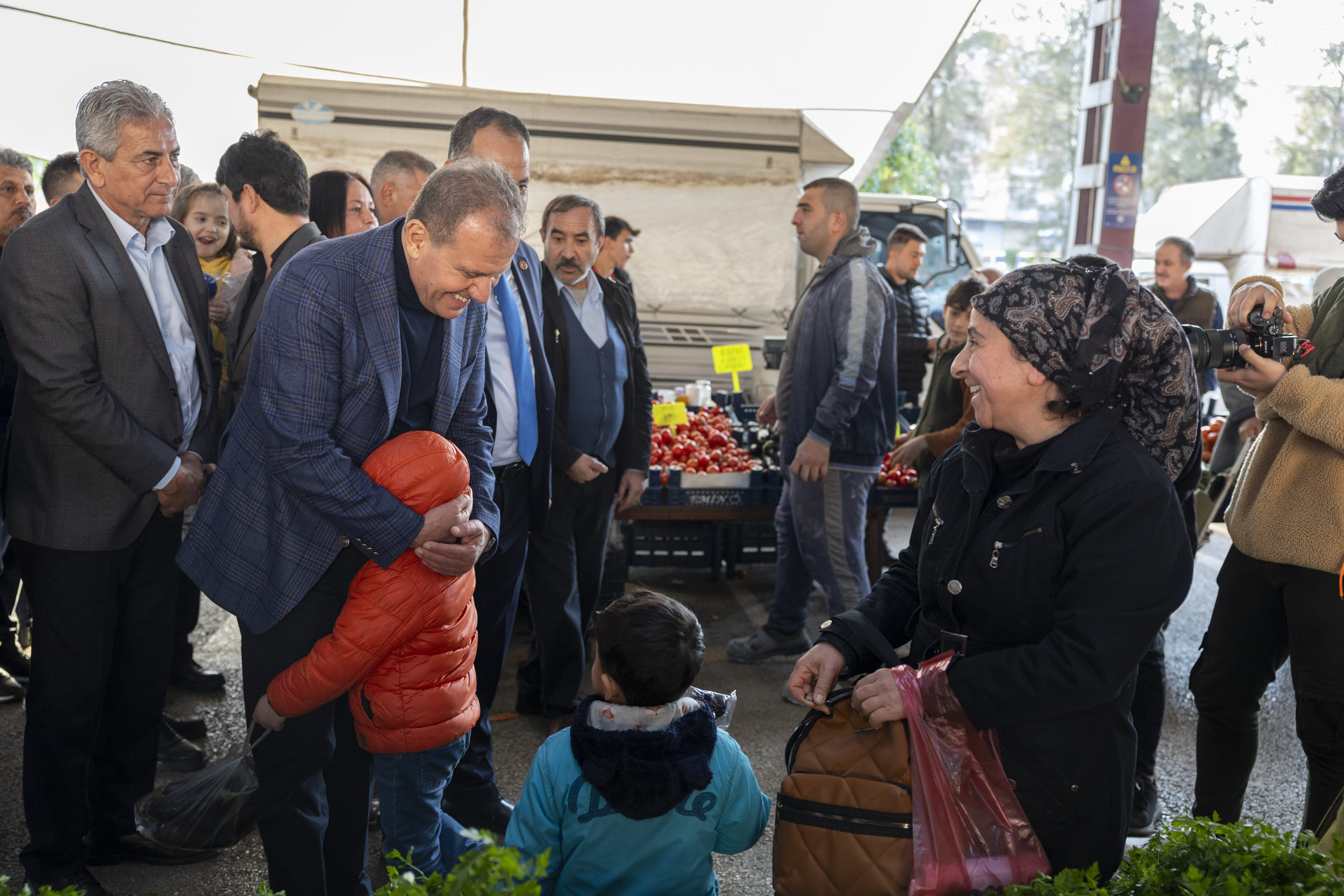 Vahap Seçer, Erdemli Alata Mahallesi Semt Pazarı’nı ziyaret etti.