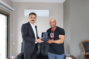 Yılmaz Acar şampiyonluk kupasını Başkan Kırgöz’e getirdi