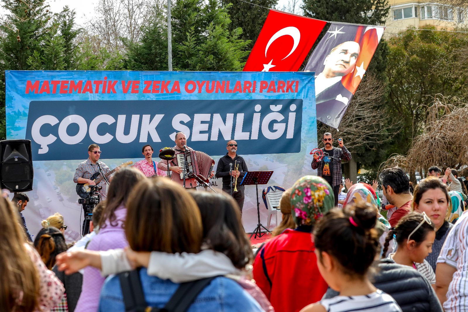 Bayraklılı çocuklar şenlikte buluştu.
