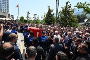 Başkan Zeyrek’i binlerce Manisalı dualar ve gözyaşlarıyla uğurladı.