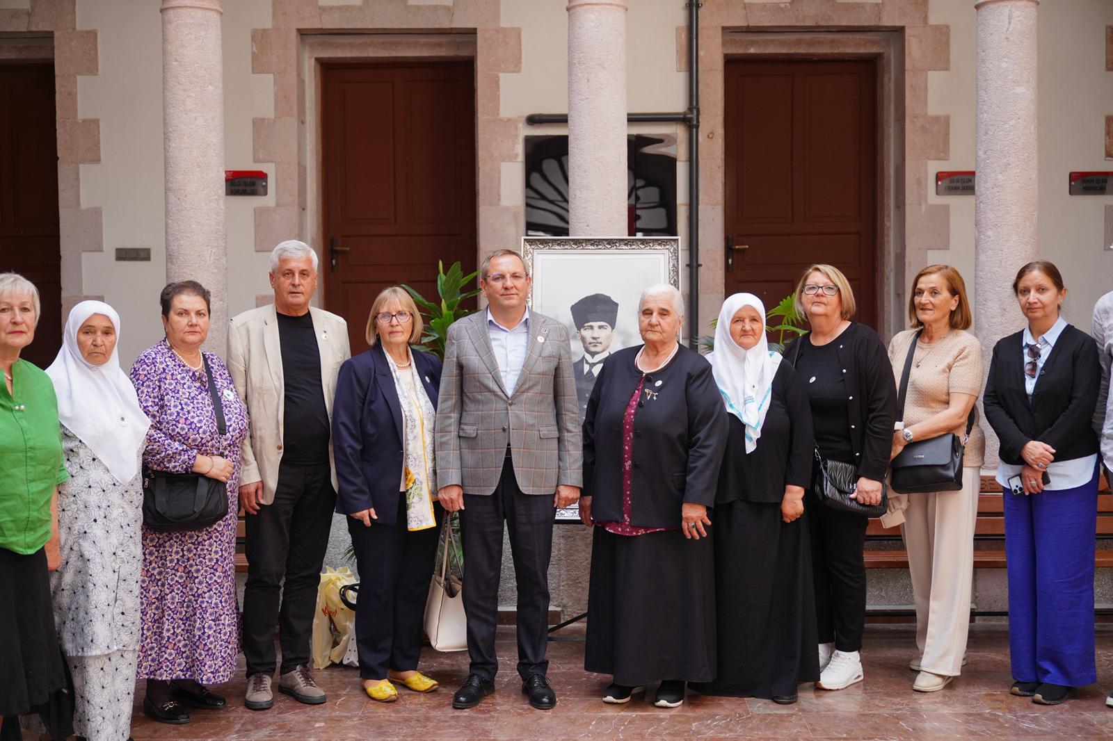 Srebrenitsa Anneleri Ayvalık’ta: “Acımızı unutmadık, unutturmayacağız”