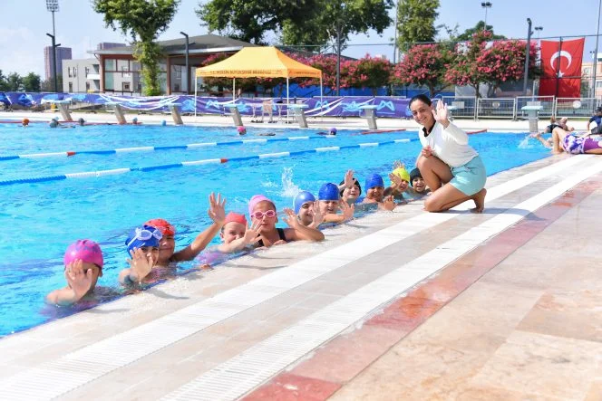 7'DEN 77'YE HERKES BÜYÜKŞEHİRİN YÜZME KURSLARINDA BULUŞUYOR (4)