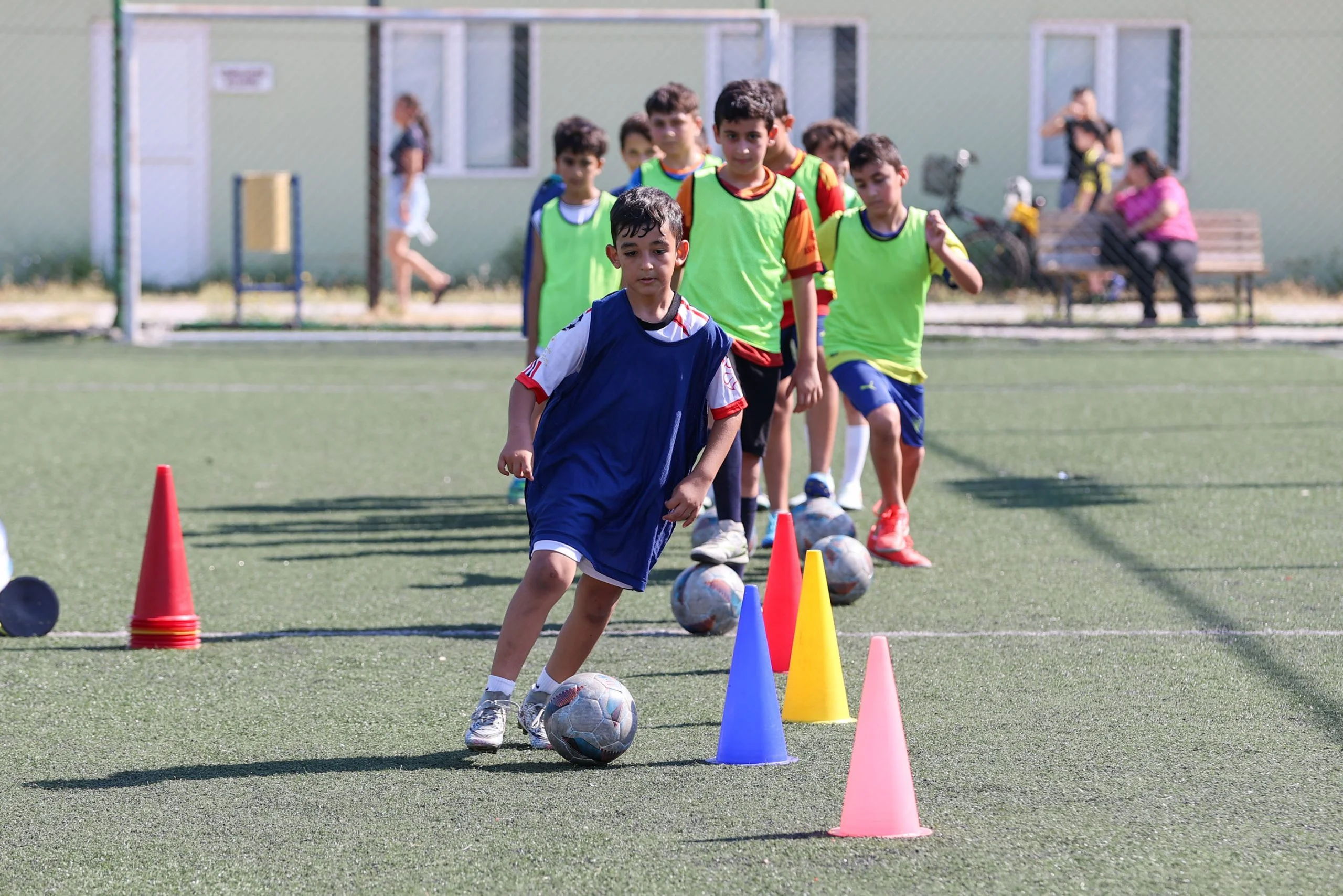 Buca’da Çocuklara Ücretsiz Futbol Kursu: Sahada Eşit Fırsat, Geleceğe Güçlü Adımlar