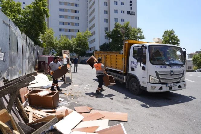 Kartal’da Hacimli Evsel Atık ve Moloz Toplama Hizmeti Kesintisiz Sürüyor